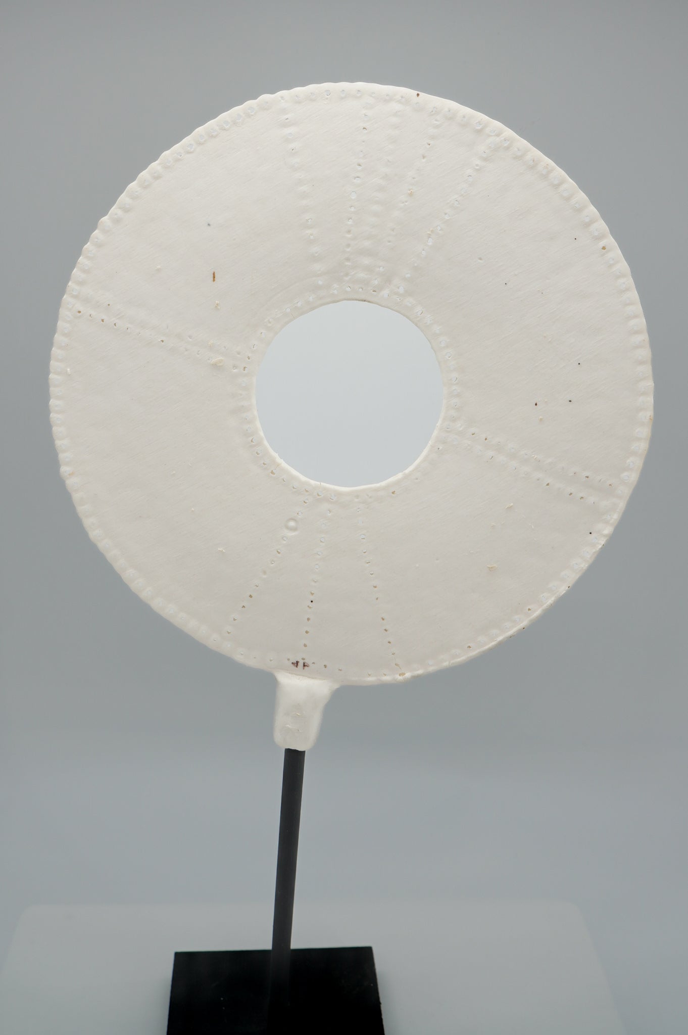 Disque "lunaire" en porcelaine - Juliette Papiernik