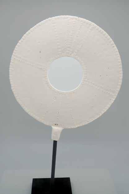 Disque "lunaire" en porcelaine - Juliette Papiernik