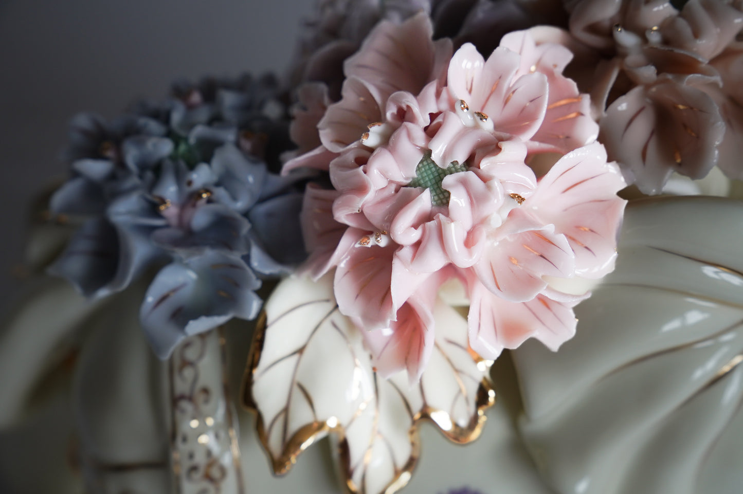Grand Elephant en porcelaine - style Capodimonte