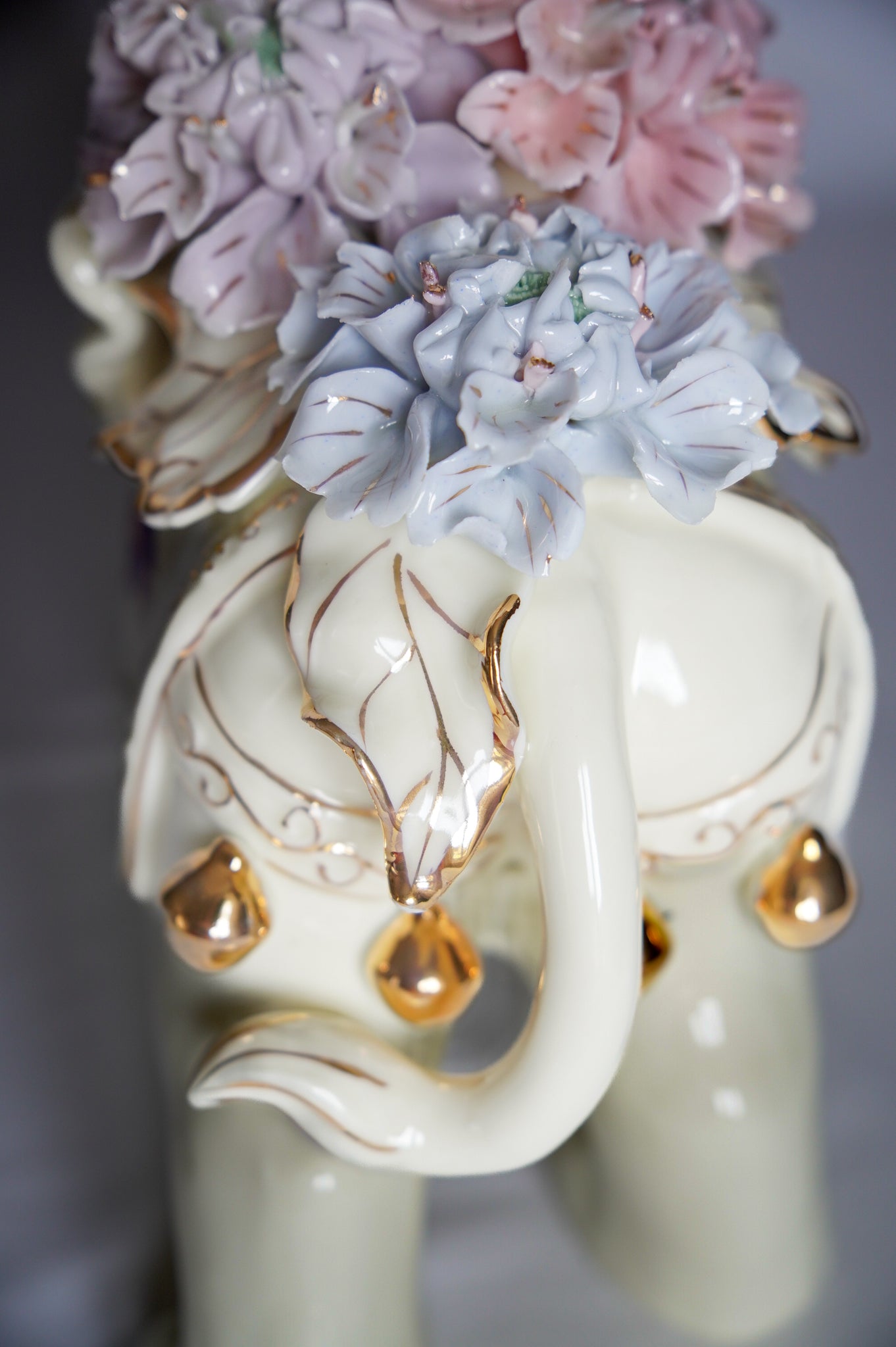 Grand Elephant en porcelaine - style Capodimonte