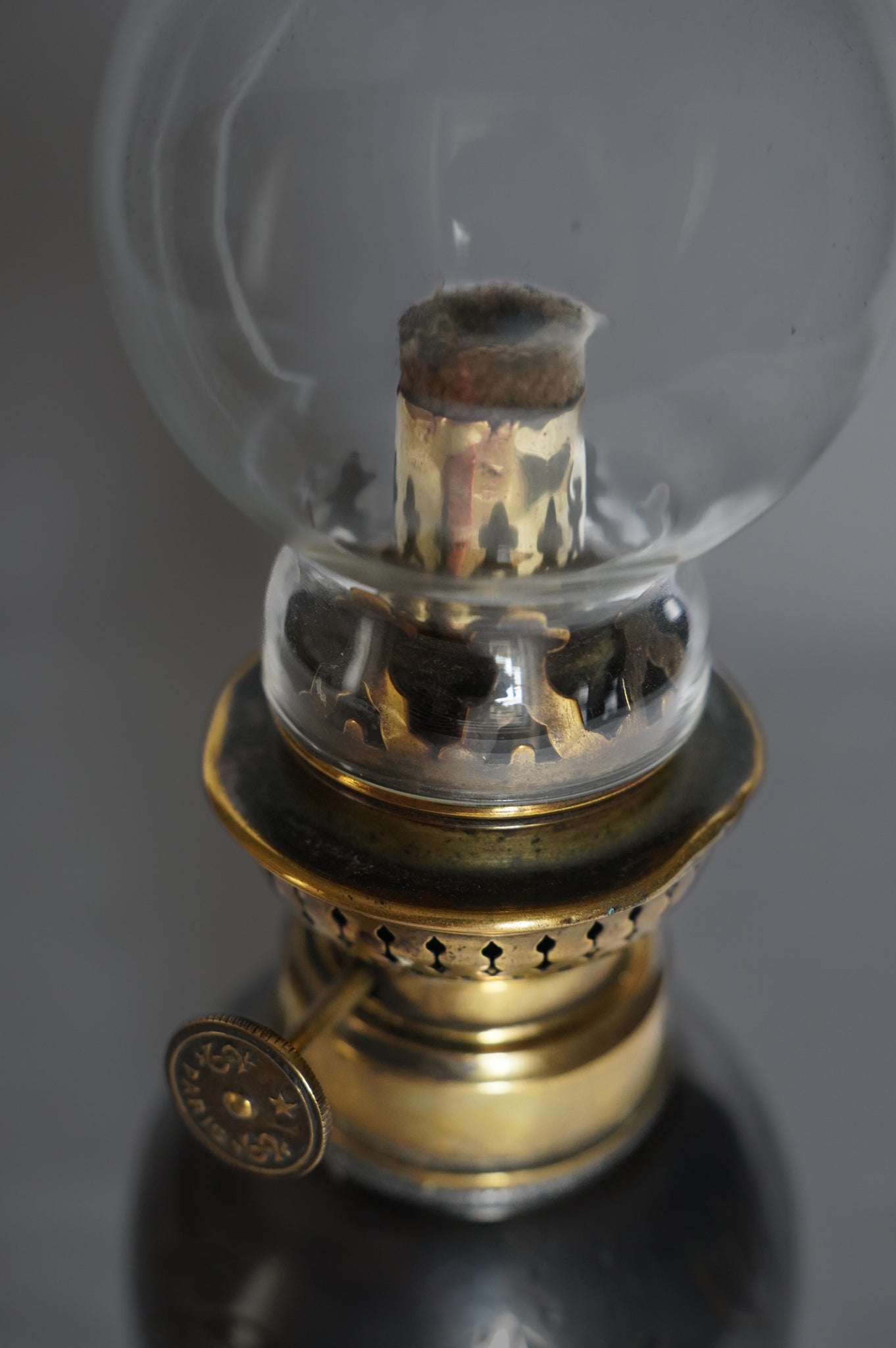 Lampe à pétrole tripode