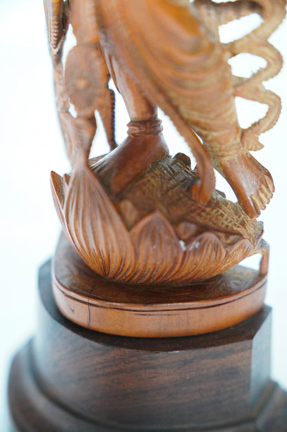 Statuette de la déesse Padma Lakshmi en bois de santal