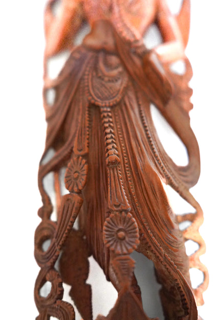 Statuette de la déesse Padma Lakshmi en bois de santal