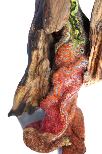 Sculpture en bois et laine feutrée