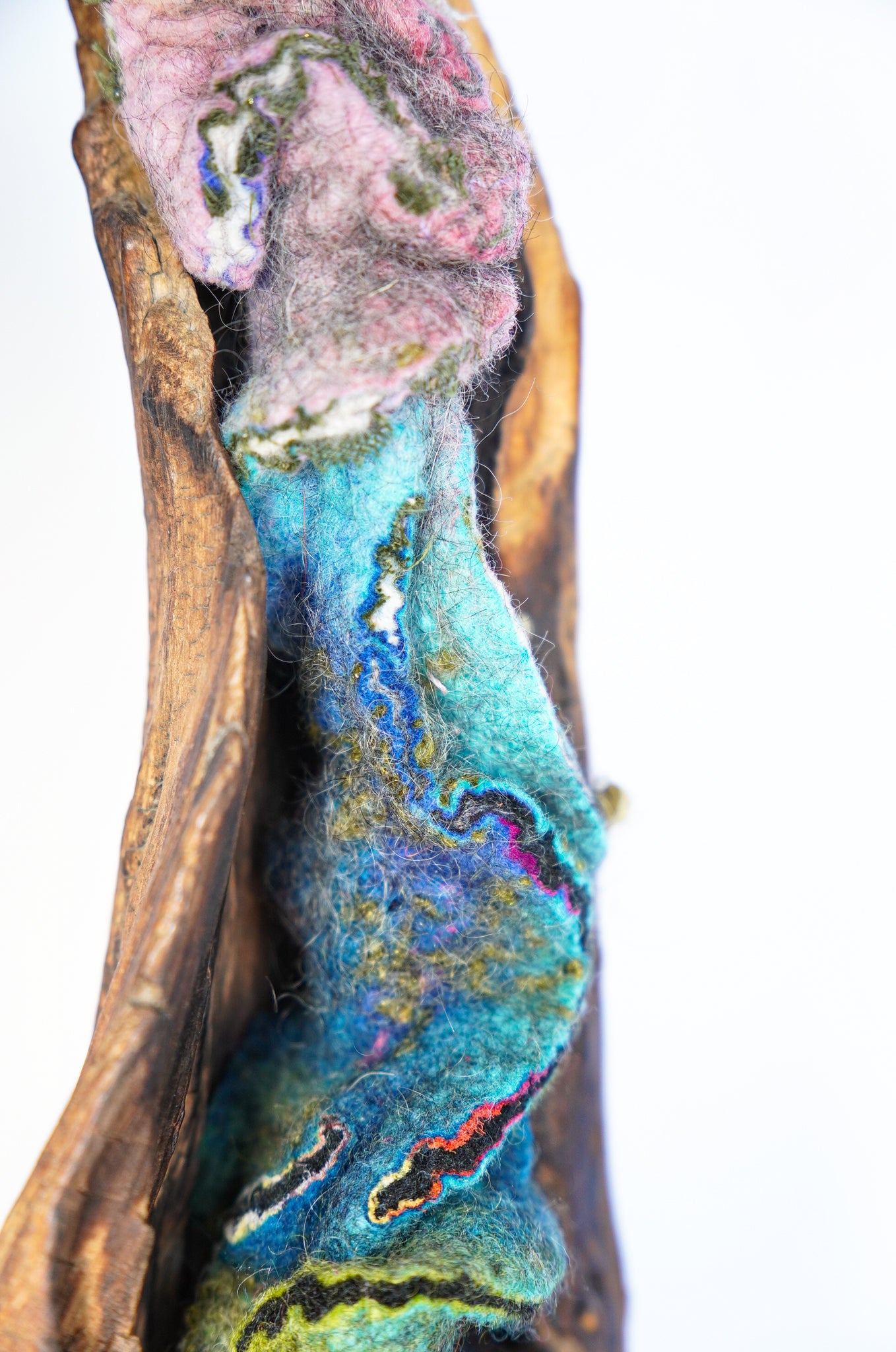 Sculpture en bois et laine feutrée