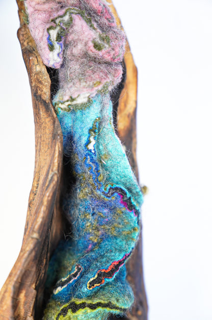 Sculpture en bois et laine feutrée